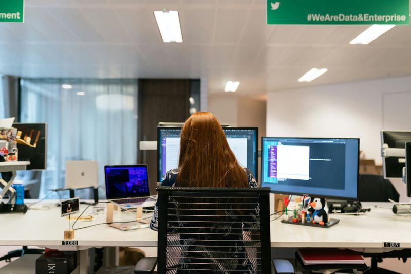 Contador vs software contable: qué conviene más en 2026